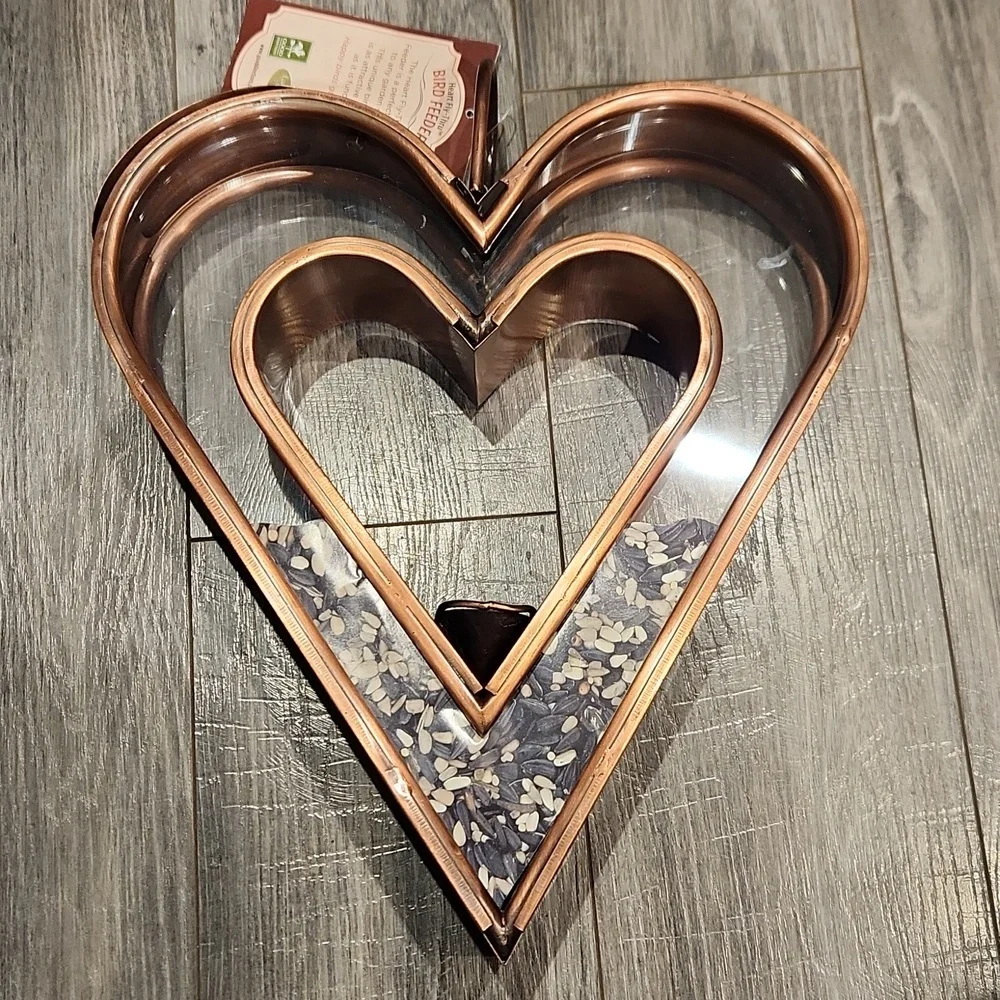 NWT Heart Fly-Thru Heart Shaped Bird Feeder holds 4 1/2 lbs. of seeds